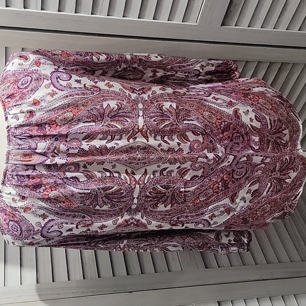 White House Black Market Purple and White Paisley Blouse With Slits On Sleeves - Picture 7 of 13